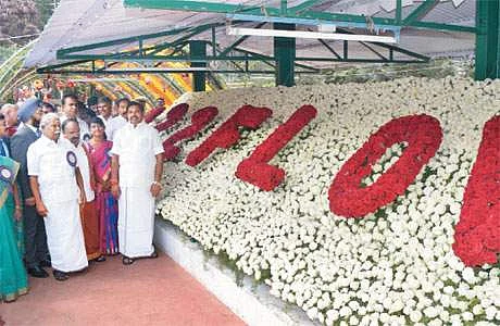 உதகையில் நடைபெற்ற 122 -ஆவது மலர்க்காட்சியை முதலமைச்சர் எடப்பாடி பழனிசாமி திறந்து வைத்து பார்வையிட்டார். உடன், அமைச்சர்கள் எஸ்.பி.வேலுமணி, தங்கமணி, மாநிலங்களவை உறுப்பினர் 