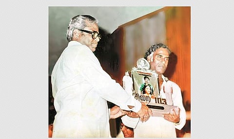 'சிறை' படத்தின் நூறாவது நாள் விழாவில் இயக்குநர் கே.பாலசந்தர் கவிஞர் முத்துலிங்கத்திற்குக் கேடயம் வழங்குகிறார்