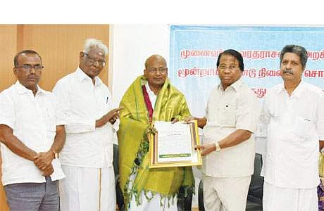 கவிஞர் ம.நாராயணனுக்கு மு.வ.விருது வழங்கிய விஐடி வேந்தர் ஜி.விசுவநாதன். உடன், சென்னைபல்கலைக்கழகத்தின் மொழித் துறை தலைவர் ய.மணிகண்டன், வேலூர் தமிழ்ச் சங்கச் செயலாளர் மு.சுகுமார், 