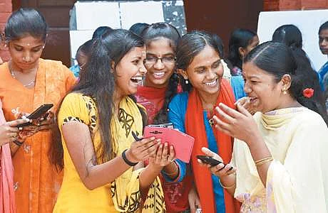 மொத்த தேர்ச்சி சதவீதங்களுடன் 10-ஆம் வகுப்பு தேர்வு முடிவு விவரங்கள்