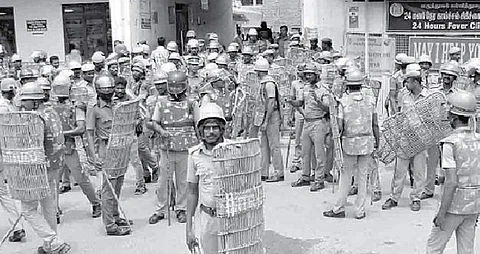தூத்துக்குடி அரசு மருத்துவமனை முன் பாதுகாப்புக்காக புதன்கிழமை குவிக்கப்பட்டிருந்த காவல் துறையினர்.