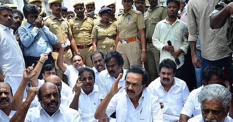 சென்னை தலைமைச் செயலகத்தில் போராட்டத்தில் ஈடுபட்ட  எதிர்க்கட்சித் தலைவர் மு.க.ஸ்டாலின் உள்ளிட்ட பேரவை உறுப்பினர்கள்.