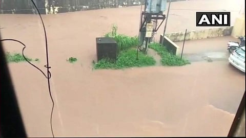 மங்களூருவில் கனமழை: சாலைகளில் வெள்ளம் - (படங்கள் மற்றும் விடியோ)