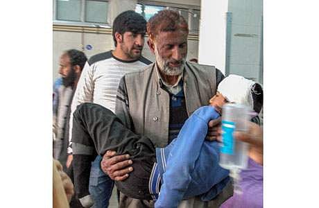 பேருந்து மீது கற்கள் வீசி தாக்குதல் நடத்தப்பட்டதில் காயமடைந்த மாணவரை சிகிச்சைக்கு கொண்டு செல்லும் அதிகாரிகள்.