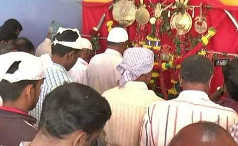 கர்நாடகாவில் ஒரே கட்டடத்தில் இருவேறு மதக்கடவுள்கள்: ஒற்றுமையாக வழிபடும் மக்கள்!