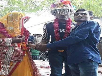 காதலனுக்கு மனைவியைத்  திருமணம் செய்து வைத்த கணவன்: உ.பியில் சினிமா பாணி சம்பவம் 