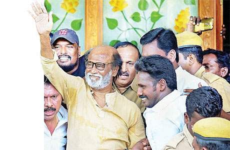 தமிழகத்தில் சமூக விரோதிகள்: அரசியல் தீயை பற்ற வைத்த பரட்டை!