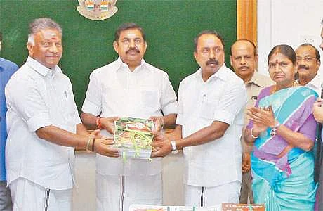 புதிய பாட நூல்களை தலைமைச் செயலகத்தில் வெள்ளிக்கிழமை முதல்வர் எடப்பாடி கே.பழனிசாமி வெளியிட, துணை முதல்வர் ஓ.பன்னீர்செல்வம், பள்ளிக்கல்வித் துறை அமைச்சர் கே.ஏ.செங்கோட்டையன் ஆகியோர் பெற்றுக் கொண்டனர்.
