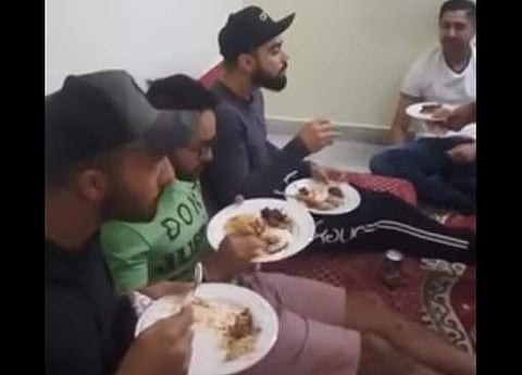 முகமது சிராஜ் வீட்டில் ஹைதராபாத் பிரியாணியை ருசித்துச் சாப்பிட்ட விராட் கோலி (விடியோ)