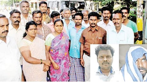 விவசாயிகள் இருவர் கைது செய்யப்பட்டதைத் தொடர்ந்து, அம்மாப்பேட்டை காவல் நிலையம் முன் திரண்ட உறவினர்கள் மற்றும் பொதுமக்கள். (உள்படம்) கைது செய்யப்பட்ட விவசாயிகள் மாரிமுத்து, முத்துக்குமார்.