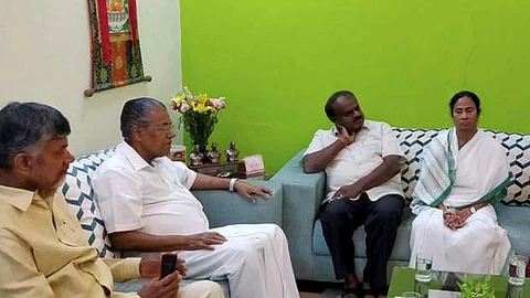 தில்லி பிரச்னையில் பிரதமா் மோடி தலையிட்டு நடவடிக்கை எடுக்க வேண்டும்: நான்கு மாநில முதல்வர்கள் வலியுறுத்தல்