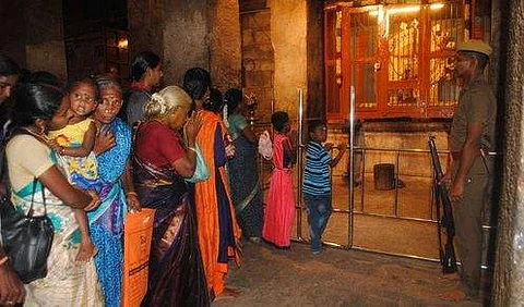 தஞ்சாவூர் பெரிய கோயிலில் உள்ள ராஜராஜசோழன், லோகமாதேவி சிலைகளை சனிக்கிழமை காண வந்த மக்கள்.