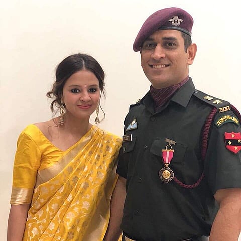 உயிருக்கு ஆபத்து உள்ளதால் துப்பாக்கி உரிமத்துக்கு விண்ணப்பித்துள்ளார் தோனி மனைவி சாக்‌ஷி!