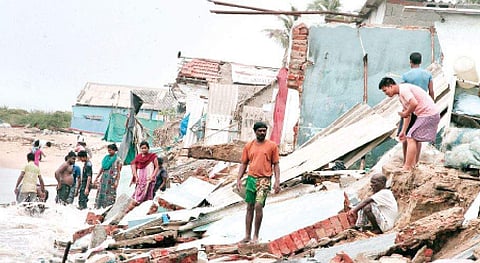 சென்னை பட்டினப்பாக்கம் ஸ்ரீநிவாசபுரத்தில் ஏற்பட்ட கடலரிப்பால் உருக்குலைந்த குடியிருப்புப் பகுதிகள்.