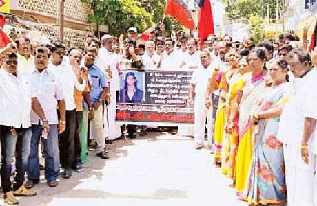 நீட்' தேர்வால் மாணவி தற்கொலை: திமுகவினர் கண்டன ஆர்ப்பாட்டம்