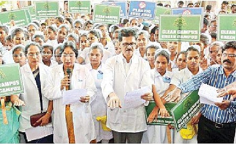 சென்னை ராஜீவ் காந்தி அரசு பொது மருத்துவமனையில் செவ்வாய்க்கிழமை நடைபெற்ற உலக சுற்றுச்சூழல் தின விழிப்புணர்வு நிகழ்ச்சியில் சுற்றுச்சூழலைக் காக்க உறுதிமொழி எடுத்துக் கொண்ட மருத்துவர்கள்.