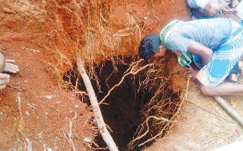 உதகை அருகே நீர் இடி விழுந்து 15 அடி பள்ளம்