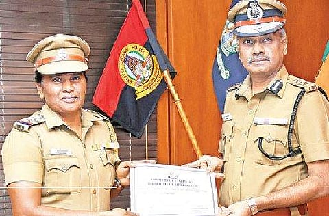 கொலை செய்யும் நோக்கில் கத்திகளுடன் நள்ளிரவில் சென்னை, ஐசிஎஃப் பகுதியில் சுற்றித் திரிந்த நபரை பிடித்த காவல் ஆய்வாளர் ராஜேஸ்வரியை பாராட்டிய சென்னை பெருநகர காவல் துறை ஆணையர் ஏ.கே.விசுவநாதன்.