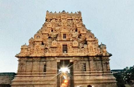 தஞ்சாவூரில் செவ்வாய்க்கிழமை மாலை இடி தாக்கியதில் சேதமடைந்த கேரளாந்தகன் கோபுரத்தில் உள்ள கீர்த்திமுக பாகம் (உள்புறத் தோற்றம்).