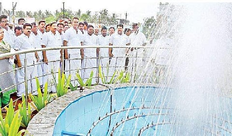 பருத்திப்பட்டில் ரூ.2. 06 கோடியில் அமைக்கப்பட்டுள்ள பூங்காவை செவ்வாய்க்கிழமை திறந்து வைத்து பார்வையிட்ட உள்ளாட்சித் துறை அமைச்சர் எஸ்.பி.வேலுமணி. 