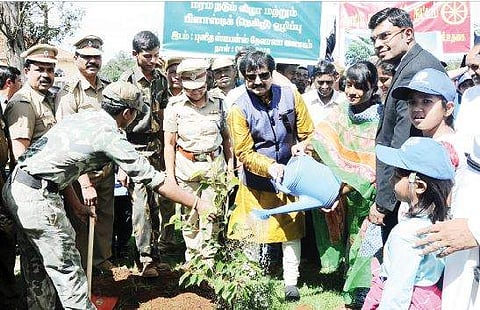 உதகை  ஸ்டீபன் ஆலய வளாகத்தில் மரக் கன்றுகளை நடும் நடிகர் விவேக். உடன், மாவட்ட  ஆட்சியர் இன்னசென்ட் திவ்யா  உள்ளிட்டோர்.