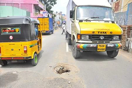நடுச் சாலையில் இவ்வளவு பள்ளங்களா? பல்லாவரம் தர்கா சாலையில் தொடரும் விபத்துக்கள்!