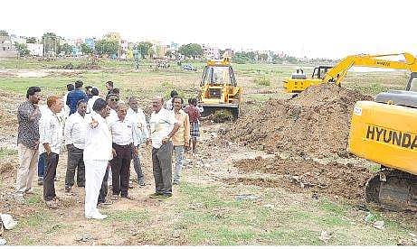 அரசின் கவனத்தை ஈர்க்க கடந்த ஞாயிற்றுக்கிழமை ஜே.சி.பி. இயந்திரங்கள் மூலம் தூர்வாரும் பணியில் ஈடுபட்டோர்.