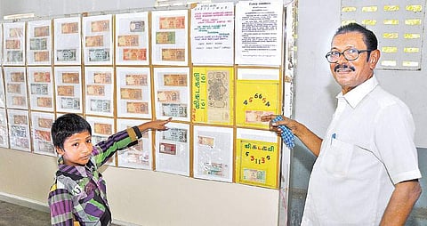 திருச்சியில் நடைபெற்ற உலகப்பணத்தாள்கள், நாணயங்கள் காட்சியில் தங்களது காட்சிப் படைப்புகள் குறித்து விளக்கும் மதுரையைச் சேர்ந்த ஓய்வு பெற்ற ஆசிரியர்  எஸ்.காதர் உசேன், அவரது மகன் கைபூர் சாகுல் ஹமீது.