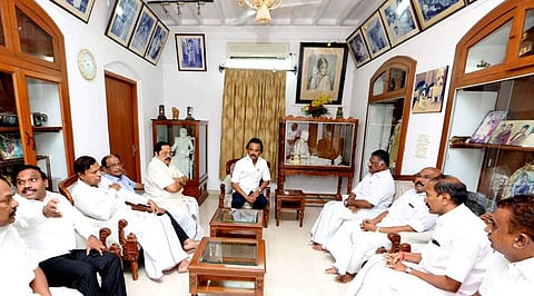 கோபாலபுரம் இல்லம் முன்பு குவியும் தொண்டர்கள்