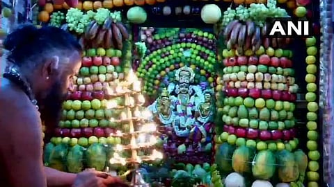 ஆடி வெள்ளியில் 2 ஆயிரம் கிலோ பழங்களுடன் அருளிய அம்மன்: பக்தர்கள் நெகிழ்ச்சி