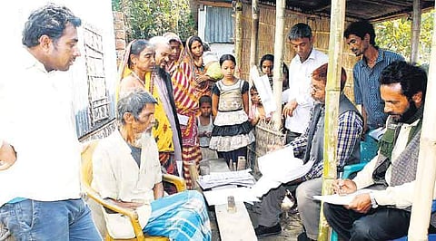 வெளியானது அசாம் குடிமக்கள் தேசியப் பதிவேடு வரைவுப் பட்டியல்: 40 லட்சம் பெயர்கள் விடுபட்டுள்ளதால் சர்ச்சை 
