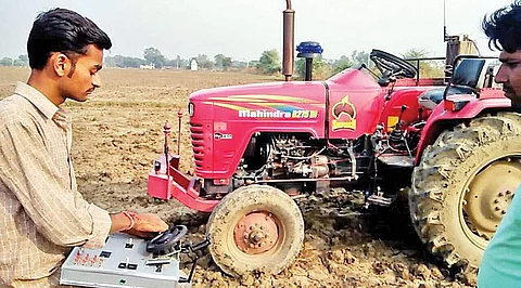 இதெல்லாம் நடக்கிற கதையா என்ற கேலியை மீறி டிரைவர் இல்லாமல் ஓடும் டிராக்டரை உருவாக்கியவரின் உருக்கமான பேட்டி!