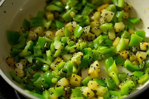 டேஸ்டி ஸ்பைஸி குடைமிளகாய் பொரியல்