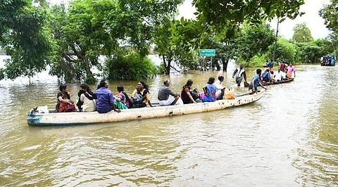 தண்ணீரில் மூழ்கிக் கொண்டிருக்கும் கேரளம்! கவலையளிக்கும் நிலவரங்கள்! உதவிக் கரங்களை நீட்டுங்கள் உலக மக்களே!