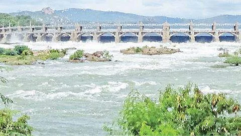 மேட்டூர் அணையின் உபரிநீர் போக்கியிலிருந்து வெளியேற்றப்படும்  1.70 லட்சம் கனஅடி நீர்.