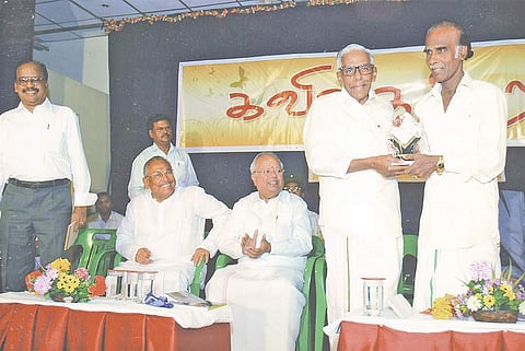 'கவிதை உறவு' பத்திரிகை ஆண்டு விழாவில் கலைமாமணி ஏர்வாடி ராதாகிருஷ்ணன், மூத்த வழக்கறிஞர் காந்தி, நல்லி குப்புசாமி செட்டியார், ஆர்.எம்.வீரப்பன், கவிஞர் முத்துலிங்கம் ஆகியோர்.