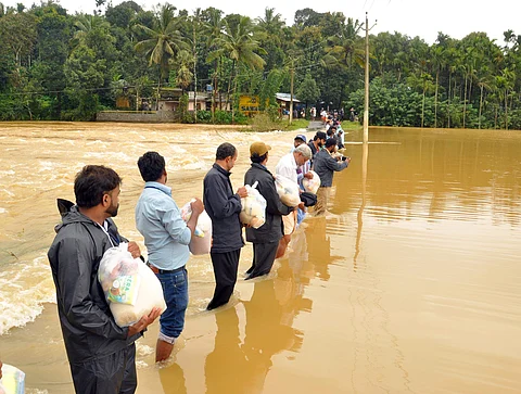 அவர்கள் தோள் அளவுக்கு தண்ணீர் வந்துவிட்டிருந்தது!