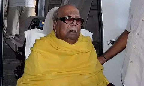 காவேரி மருத்துவமனைக்கு உள்ளும் வெளியும் கண்ணீர் 