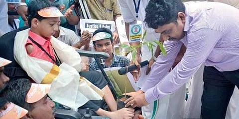 கைகள் இல்லாமல் பிறந்த சிறுவன்தான்; ஆனால் தலையெழுத்தை மாற்றும் திறமைசாலி