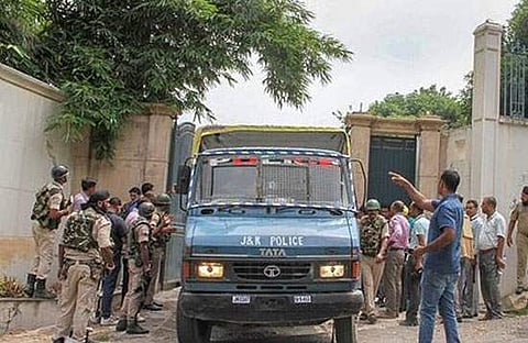 முன்னாள் காஷ்மீர் முதல்வர் பரூக் அப்துல்லா வீட்டிற்குள் நுழைந்தவர் சுட்டுக்கொலை