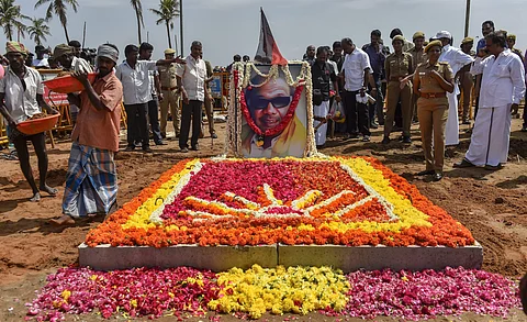 கருணாநிதியின் சமாதியில் பொதுமக்கள் அஞ்சலி