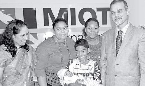 இதய பாதிப்புக்கு சிகிச்சை பெற்று மறுவாழ்வு பெற்ற குழந்தை ரிவானாவுடன் இதய வால்வு சிகிச்சை பெற்ற சிறுவன் ஆஞ்சலோ. 