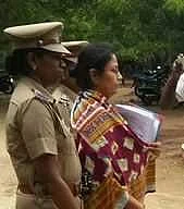 காவல்துறை அதிகாரிகளால் எனது உயிருக்கு ஆபத்து: நீதிபதியிடம் பேராசிரியை நிர்மலாதேவி முறையீடு  