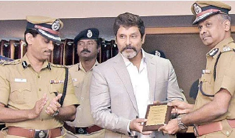 கண்காணிப்பு கேமரா குறித்த விழிப்புணர்வு குறும்பட சி.டி. வெளியிட்டு விழாவில், நடிகர் விக்ரமுக்கு நினைவுப் பரிசு வழங்குகிறார் சென்னை காவல் ஆணையர் ஏ.கே.விசுவநாதன்.