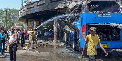 வாராணசியில் மோடியை சந்திக்க முடியாத விரக்தியில் பேருந்துக்கு தீ வைத்த பெண்