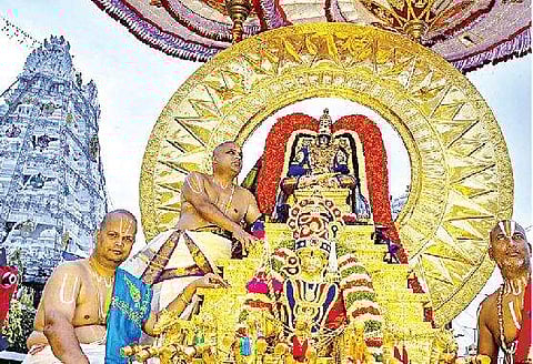 சூரிய பிரபை வாகனத்தில் பத்ரிநாராயணர் அவதாரத்தில் வலம் வந்த மலையப்ப சுவாமி