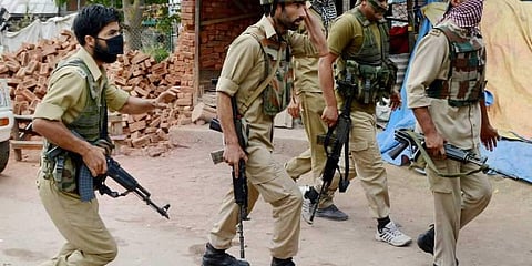 3 காவலர்கள் சுட்டுக்கொலை: பயங்கரவாதிகளை பிடித்தேத் தீருவோம் என காவல்துறை உறுதி