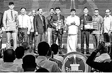 விழாவில் வெற்றி பெற்றவர்களுக்குப் பரிசு வழங்கிய முனைவர் கு. ஞானசம்பந்தன்.