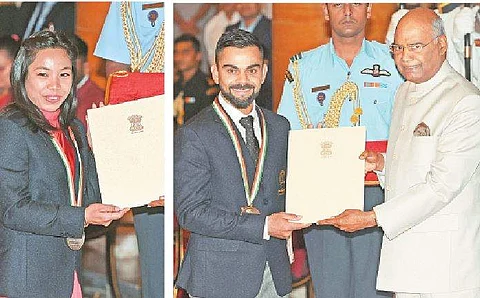 குடியரசுத் தலைவர் ராம்நாத் கோவிந்திடம் இருந்து கேல்ரத்னா விருது பெறும் (வலமிருந்து) வீராட் கோலி, மீராபாய் சானு.