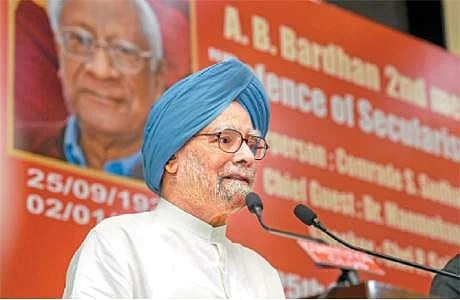 தில்லியில் செவ்வாய்க்கிழமை நடைபெற்ற ஏ.பி.பரதன் நினைவு சொற்பொழிவு நிகழ்ச்சியில் பேசுகிறார் மன்மோகன் சிங்.